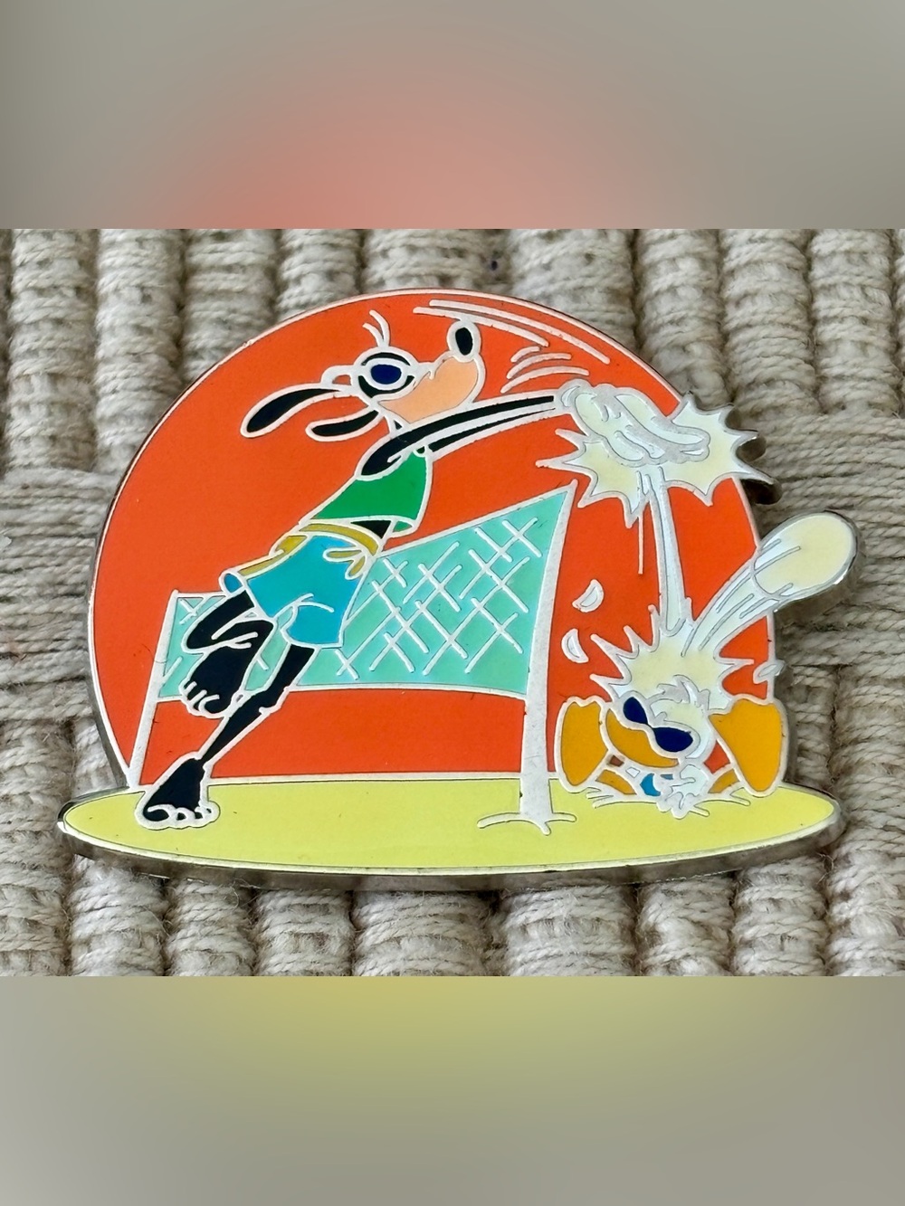 DISNEY 2012 Goofy & Donald Duck Beach Volleyball Cool Characters Pin